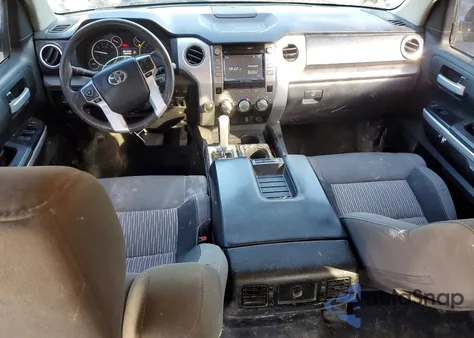 2017 Toyota Tundra Crewmax Sr5 z USA, uszkodzony, nr VIN 5TFDW5F17HX604354